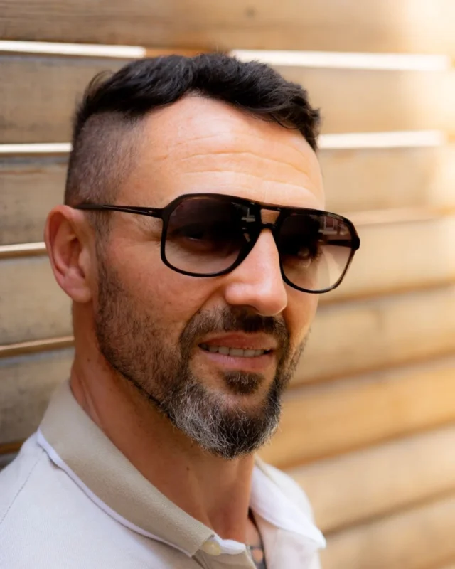 Für Männer, die wissen, was sie wollen: Diese Sonnenbrille von @silhouetteeyewear im ikonischen Aviator-Design ist ein echtes Must-Have.

Leicht, robust, aus Titan – und nur noch heute verfügbar.

Schnapp sie dir! 😎