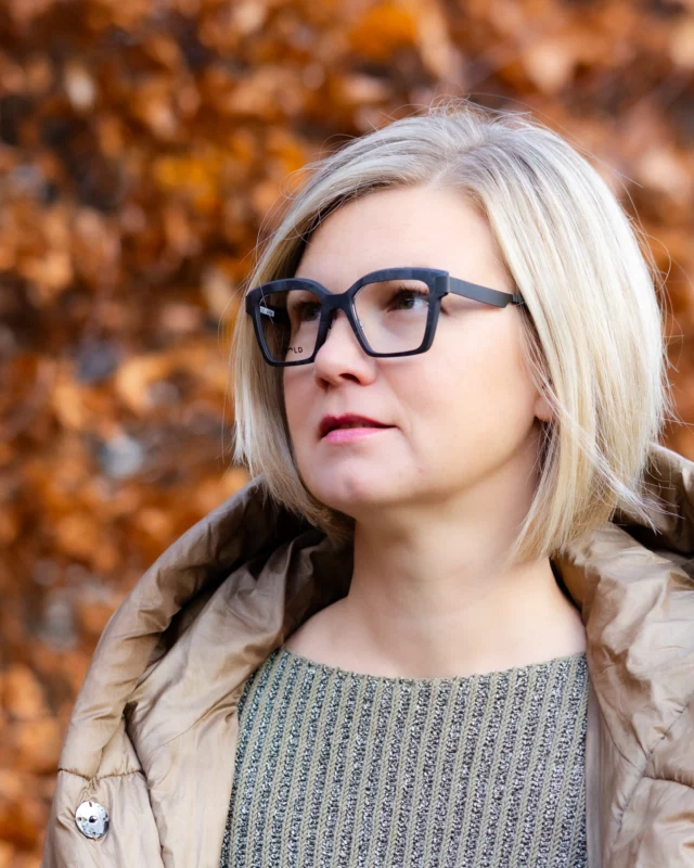 Winterlicht, klare Kanten. ✨
Carbon BOLD fühlt sich an wie ein tiefer Atemzug: markant, ruhig, selbstbewusst.
Die Facetten fangen das Licht, die Linien bleiben pur – auf der Nase überraschend leicht. 😌

Farben: Charcoal Black, Dark Navy, Rich Brown – bei Navy/Braun mit feiner Holz-Note außen. 🌲
Ergebnis: Wärme im Look, Leichtigkeit im Tragen. 🤍

Auf den Bildern trägt Julia ein Modell aus der Serie – perfekt, wenn du Präsenz willst, ohne Gewicht. 💫
👉 Komm vorbei ins Optik Studio, probier’s aus und spür den Unterschied. 👓💙