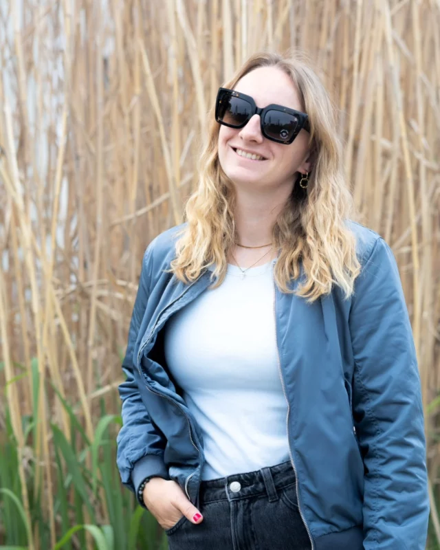 Sonnenbrille auf. Sommermodus an. ☀️😎

Anna trägt hier eine Sonnenbrille von Etnia Barcelona – markant, modern und genau richtig, wenn Deine Brille nicht einfach nur schützen, sondern auch etwas ausstrahlen soll.

Die schwarze, kräftige Fassung macht den Look selbstbewusst, bleibt aber trotzdem alltagstauglich. Genau diese Mischung lieben wir: auffällig, aber nicht übertrieben.

Und das Beste: Sonnenbrillen bekommst Du bei uns natürlich auch mit Deiner Sehstärke.

Komm vorbei, probier verschiedene Modelle an und finde die Sonnenbrille, die wirklich zu Dir passt.

📍 Optik Studio am Lenbachplatz