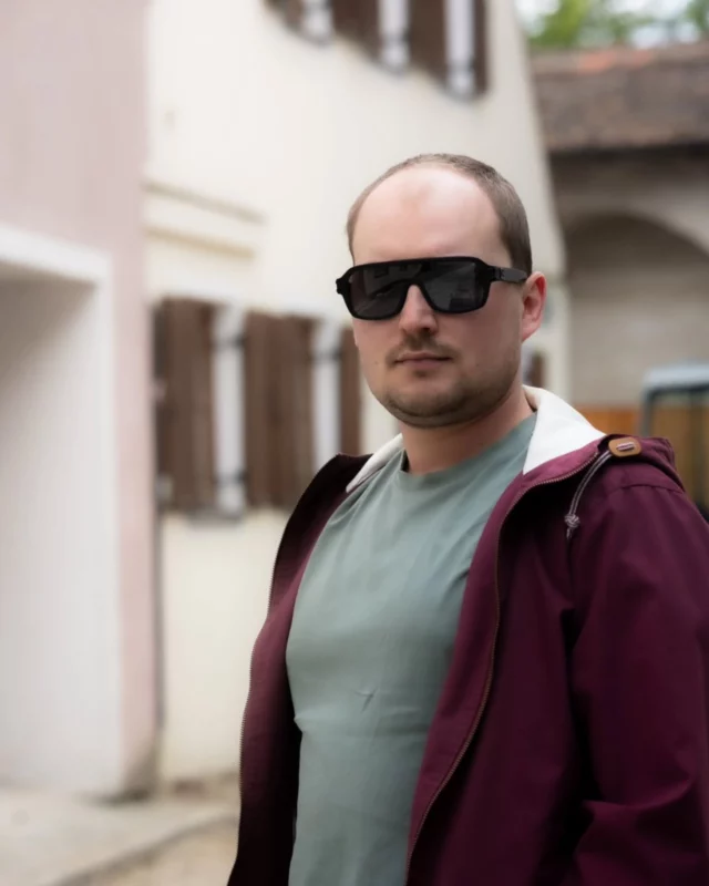 Klassisch schwarz. Stark im Auftritt. 😎

Tobias trägt hier eine Sonnenbrille von Dolce & Gabbana – reduziert, maskulin und genau deshalb so wirkungsvoll.

Die schwarze Fassung passt fast immer: zum Alltag, zum Stadtbummel, zum Urlaub oder einfach dann, wenn der Look klar und unkompliziert sein soll.

Eine gute Sonnenbrille muss nicht laut sein.
Sie muss sitzen, schützen und zu Dir passen.

Komm vorbei und probier verschiedene Modelle direkt bei uns an. Wir finden gemeinsam die Sonnenbrille, die zu Deinem Gesicht und Deinem Stil passt.

Natürlich auch mit Deiner Sehstärke möglich.

📍 Optik Studio am Lenbachplatz