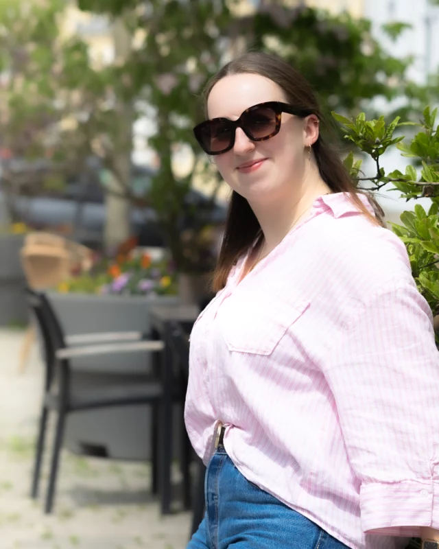 Sommerlich, weich und trotzdem mit Ausdruck. ☀️😎

Verena trägt hier eine Sonnenbrille von Etnia Barcelona – mit warmer Fassung, sanftem Farbverlauf und einer Form, die dem Gesicht sofort mehr Ausdruck gibt.

Genau das macht eine gute Sonnenbrille aus:
Sie schützt Deine Augen, passt zu Deinem Stil und fühlt sich nicht verkleidet an.

Ob für den Alltag, den Urlaub oder den Kaffee in der Sonne – bei uns findest Du Sonnenbrillen, die nicht nur gut aussehen, sondern auch wirklich zu Dir passen.

Natürlich auch mit Deiner Sehstärke möglich.

Komm vorbei und probier Deine Favoriten direkt an.

📍 Optik Studio am Lenbachplatz 💙