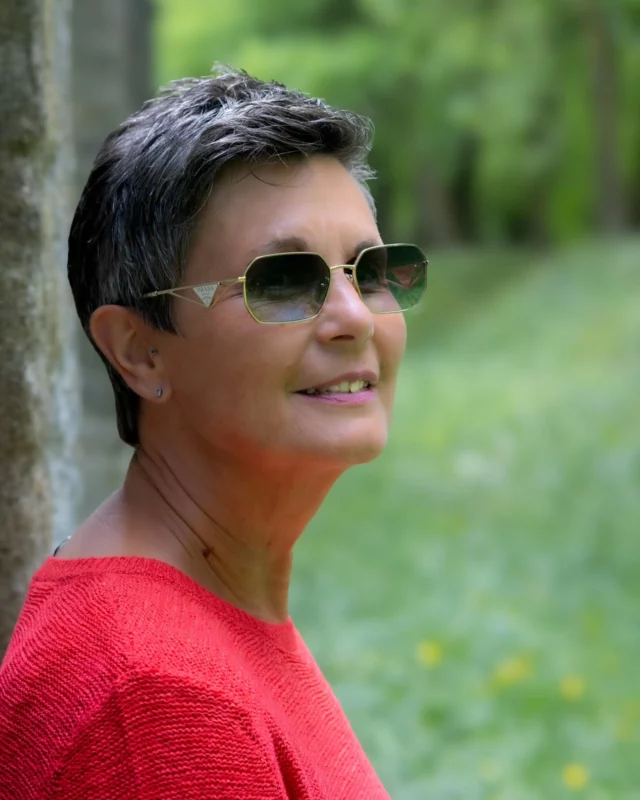 🖤PRADA, ganz leicht getragen. ☀️

Susi trägt hier eine Sonnenbrille von Prada – elegant, fein und trotzdem mit diesem gewissen Etwas.

Die schmale Metallfassung wirkt nicht schwer im Gesicht, die Form bleibt modern und das Prada-Detail an der Seite macht den Look besonders, ohne laut zu sein.

Genau richtig, wenn Deine Sonnenbrille hochwertig aussehen soll, aber nicht zu dominant wirken darf.

Ob mit oder ohne Sehstärke – bei uns findest Du die Sonnenbrille, die zu Deinem Stil passt.

Komm vorbei und probier verschiedene Modelle direkt an.

📍 Optik Studio am Lenbachplatz 💙