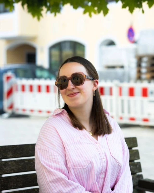 ☀️ Lieblingsbrille-Potenzial?

Verena trägt heute ein Modell von Etnia Barcelona – markant, modern und mit genau der richtigen Portion Persönlichkeit.

Die warmen Brauntöne schmeicheln dem Teint, die ausdrucksstarke Form setzt ein Statement und macht die Brille zu einem echten Hingucker – ob beim Stadtbummel, im Café oder im Urlaub.

Eine Sonnenbrille ist mehr als nur Sonnenschutz. Sie ist ein Teil Deines Looks und begleitet Dich durch den Sommer.

💙 Wie gefällt Dir dieses Modell?

👉 Komm vorbei und entdecke die neue Sonnenbrillen-Kollektion bei uns im Optik Studio. Wir helfen Dir dabei, die Brille zu finden, die perfekt zu Dir passt.