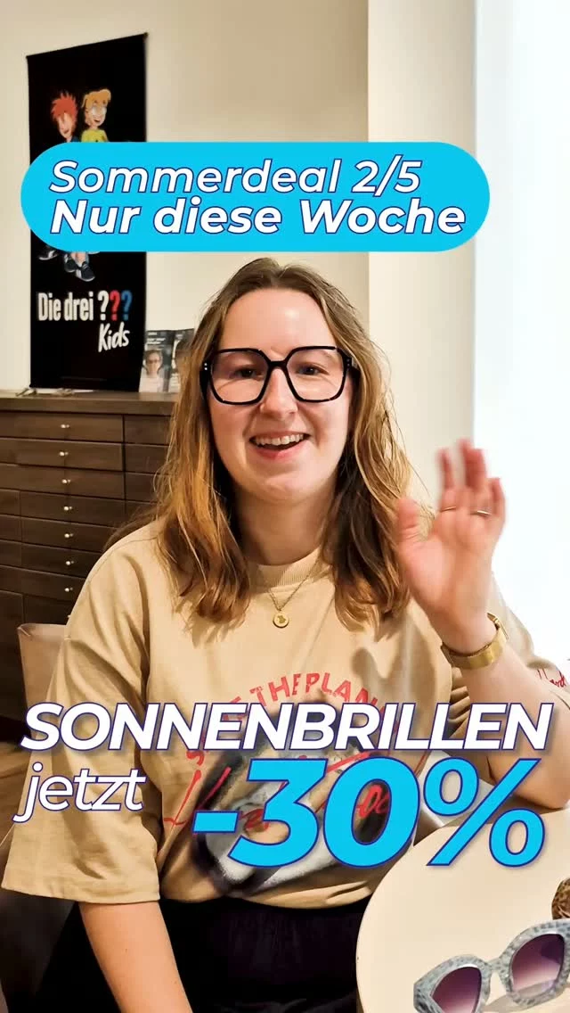 ☀️ Sommer-Aktion: Sonnenbrillen jetzt –30 % | Tag 2/5

Heute im Dienstags-Deal: Lafont – feine Sonnenbrillen aus Frankreich. 🇫🇷
🕶️ Die Pariser Manufaktur ist bekannt für ihre besonderen Muster – bei unserem Highlight ist sogar echter Stoff in den Kunststoff eingearbeitet. Ein echtes Einzelstück.

Dazu drei weitere Schmuckstücke: eckig im Leo-Look mit braunem Muster, klassisch-schwarz mit Havanna-Optik und eine sommerliche in Blau mit zartem Rosé-Akzent. 

Bequem, hochwertig, pures Sommerfeeling. ☀️
Alle vom Dienstags-Deal: statt 353 € jetzt nur 247 € – du sparst 106 €.

👉 Folg uns, um kein Modell der Woche zu verpassen – und komm direkt im Optik Studio vorbei, solange die Aktion läuft.

📍 Lenbachstraße 16, Schrobenhausen 💙

🗓️ Nur diese Woche, Mo–Fr · –30 %