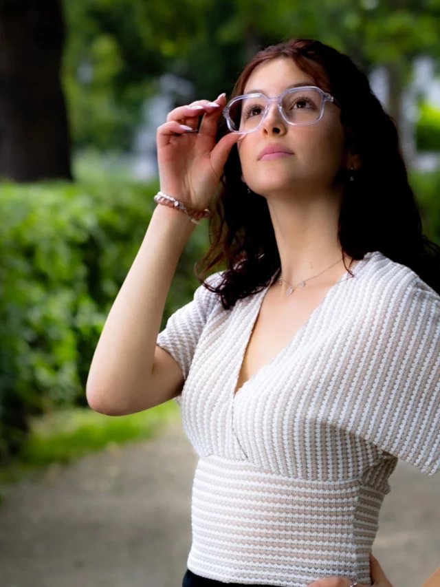 ☀️ Sommerleicht. Zeitlos. Unbeschwert. 💙

Manchmal braucht es keine auffällige Brille, um ein Statement zu setzen. Dieses filigrane Modell überzeugt mit seiner dezenten Transparenz, passt sich harmonisch jedem Look an und sorgt für einen angenehm leichten Tragekomfort – perfekt für sonnige Sommertage. 🌿✨

Eine Brille, die deinen Stil unterstreicht, ohne sich in den Vordergrund zu drängen.

👉 Lust auf deinen Sommer-Look? Komm ins Optik Studio 💙 und entdecke die neue Kollektion – wir finden gemeinsam die Brille, die perfekt zu dir passt. 👓💚