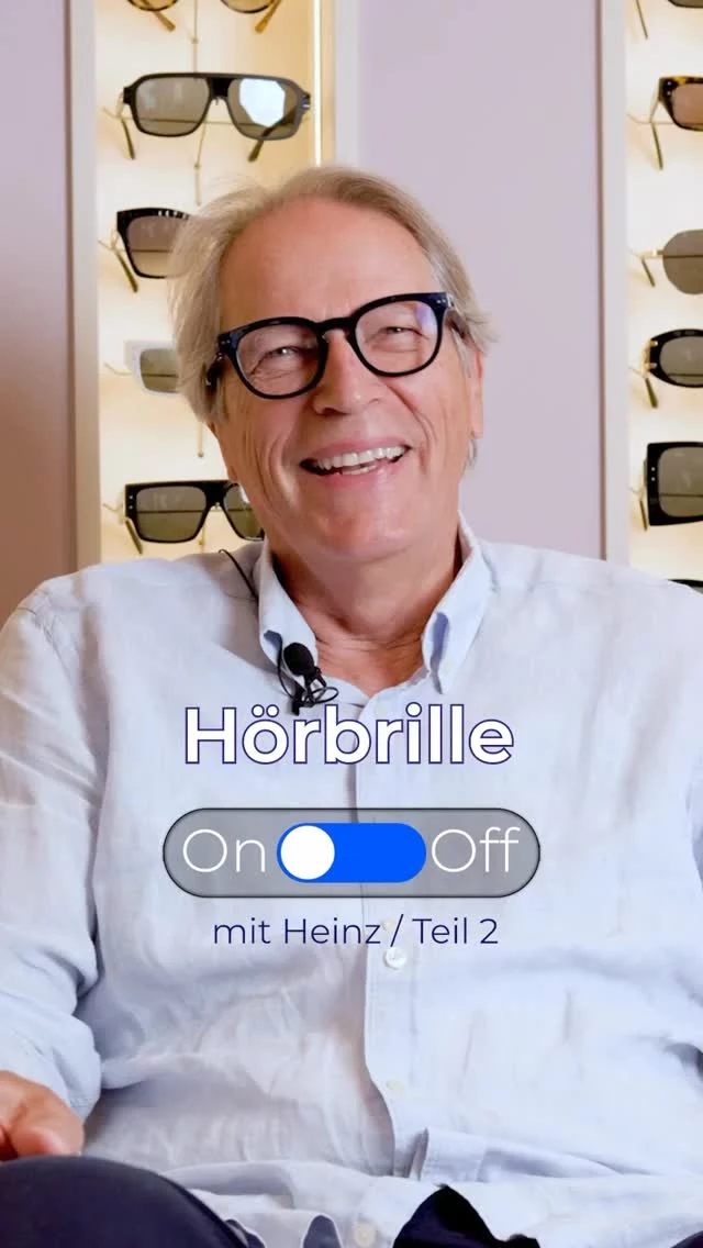 Aufgefallen ist nur, dass die Brille 👓 dunkler geworden ist.

„Das Umfeld weiß ja gar nicht, dass ich sie trage.“ Heinz bekommt Komplimente für seine neue Fassung – und erst wenn er es selbst erzählt, merkt jemand, dass da mehr drinsteckt. Drei Farben gibt es aktuell: Schwarz, Blau, Dunkelrot.

Gesteuert wird alles über die App. Vier Einstellungen, je nachdem, wo du gerade sitzt: nur das, was vor dir passiert, oder der ganze Raum. Hintergrundgeräusche runter oder Standard. Im Restaurant brauchst du etwas anderes als im Wohnzimmer.

Ehrlich bleibt Heinz auch: Er spricht nur für sich. Für seinen Hörverlust ist die Brille ideal – ob sie bei stärkerem Verlust reicht, kann er nicht beurteilen. Das finden wir bei einem Termin zusammen heraus.

Teil 2 von 3. Im letzten Teil erzählt Heinz, was sich im Alltag wirklich geändert hat.

Komm vorbei und probier sie auf.

Dein Optiker in Schrobenhausen 💙

@nuance.audio