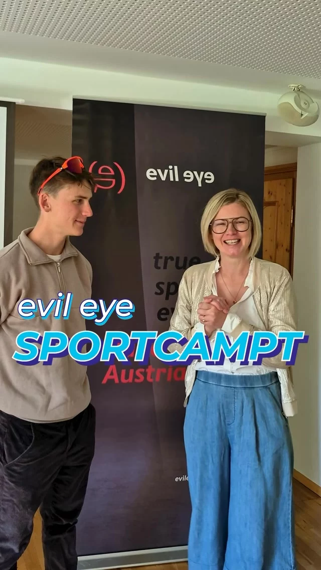 2 Tage evil eye Sportcamp im wunderschönen Oberallgäu 🏔️
Mit dabei: Finn @finn_hoesch , Profi-Skibergsteiger aus Oberstdorf. Skibergsteigen ist inzwischen olympisch, und Finn trägt seine evil eye Brillen im Winter wie im Sommer: auf dem Trail, am Berg und auf dem Rad.
Sein Fazit:
✅ Qualität, die jahrelang hält
✅ Ein riesiger Einsatzbereich
✅ Mit Vario-Glas losstarten und nichts mehr tauschen müssen
Was genau ein Vario-Glas ist, zeigen wir euch im nächsten Reel 👀
👉 Alle Modelle und Gläser könnt ihr bei uns im Geschäft testen.