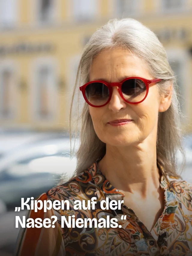 „Kippen auf der Nase? Niemals.“

Das war ehrlich gesagt auch unsere erste Reaktion, als FUNK uns die Celion-Linie vorgestellt hat. Dann haben wir sie aufgesetzt und lieben sie.

Ingrid trägt sie einmal als Sonnenbrille und einmal mit Stärke. Danke, Ingrid, dass du für uns durch Schrobenhausen gelaufen bist. 💙

Und wenn Farbe oder Form noch nicht ganz passen: FUNK fertigt in der eigenen Manufaktur auch nach Wunsch. Weil jede Acetatplatte drei bis sechs Monate aushärtet, braucht das etwas Geduld.

Komm vorbei und probier sie auf.
Dein Optiker in Schrobenhausen 💙

@funkeyewear 
@ibifunk