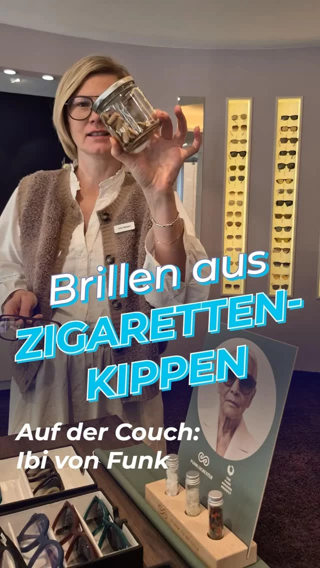 „Kein Mensch braucht eine FUNK-Brille. Die will man haben.“

🎙️ Neue Folge im Optik Studio Podcast: Bei uns auf der Couch sitzt Ibi, seit neun Jahren im Außendienst für FUNK. Er erzählt, warum in der Manufaktur in Oberbayern die Fräsreste nicht im Müll, sondern in neuen Brillen landen, wieso eine Acetatplatte bis zu sechs Monate aushärten muss – und wie aus Zigarettenfiltern eine Brille wird.

Und warum er sich beim Optiker manchmal wie ein kleiner Popstar fühlt.

🎧 Jetzt reinhören: Sportify / Link in Bio

Dein Optiker in Schrobenhausen 💙

@funkeyewear
